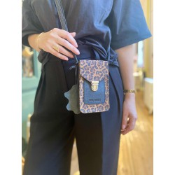 LE PORTE-TELEPHONE LEOPARD...